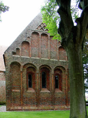 Het koor van de romano-gotische kerk te Leermens.